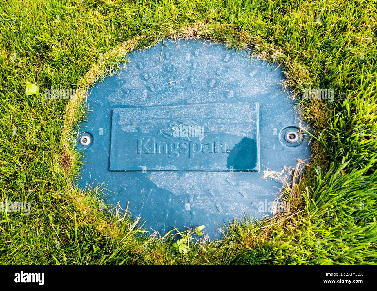 Logo Kingspan sul tombino di un pozzo di accesso. Foto Stock