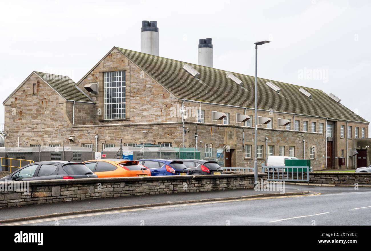 La vecchia centrale elettrica di Kirkwall sulle isole Orcadi non genera più elettricità, ma viene utilizzata per un sistema di accumulo di energia a batteria da 2 MW. Foto Stock