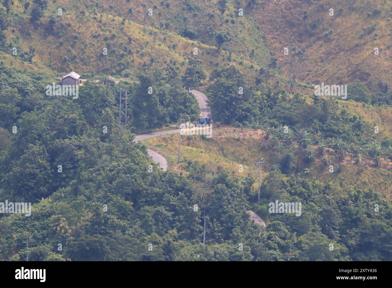 Strada nei tratti collinari di chittagong. Questa foto è stata scattata da Bandarban, Bangladesh. Foto Stock