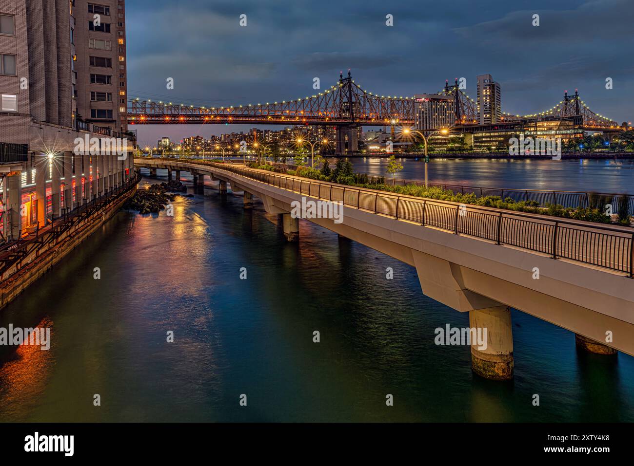 Queensboro Bridge al crepuscolo East River Esplanade New York, NY Foto Stock