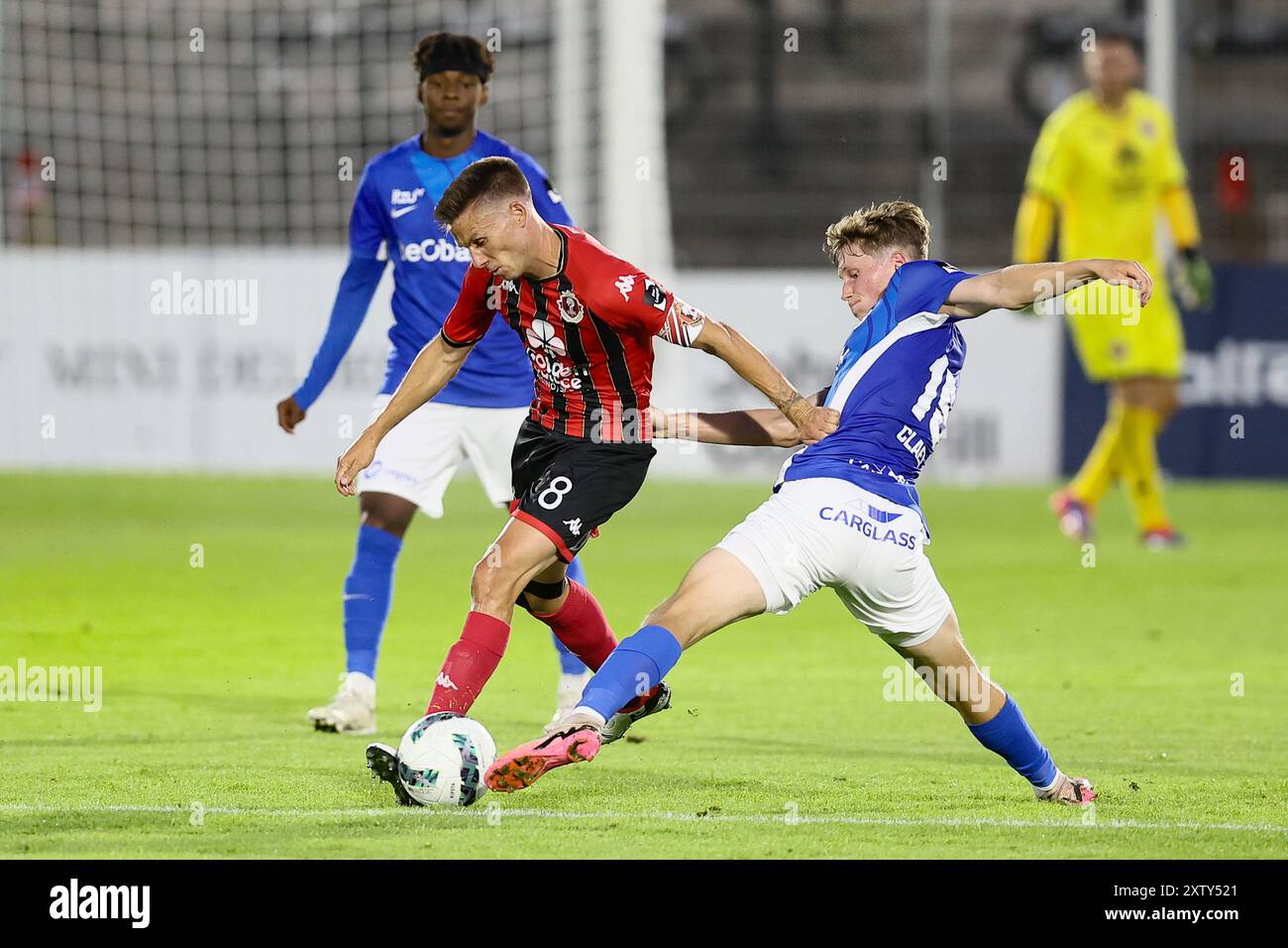 Seraing, Belgio. 16 agosto 2024. Niels Schouterden di Seraing e Thomas Claes di Genk combattono per il pallone durante una partita di calcio tra RFC Seraing e Jong Genk, a Seraing, il primo giorno della 'Challenger Pro League' 1B seconda divisione del campionato belga 2023-2024, venerdì 16 agosto 2024. BELGA PHOTO BRUNO FAHY credito: Belga News Agency/Alamy Live News Foto Stock
