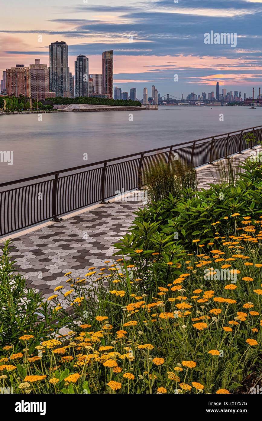 Gantry Plaza e Lower Manhattan al tramonto East River Esplanade New York, NY Foto Stock