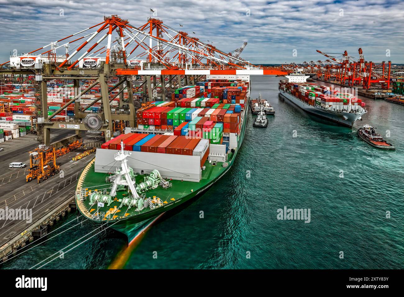 Super Post Panamax Container Ship Loading, Port of Elizabeth, Newark, New Jersey Foto Stock