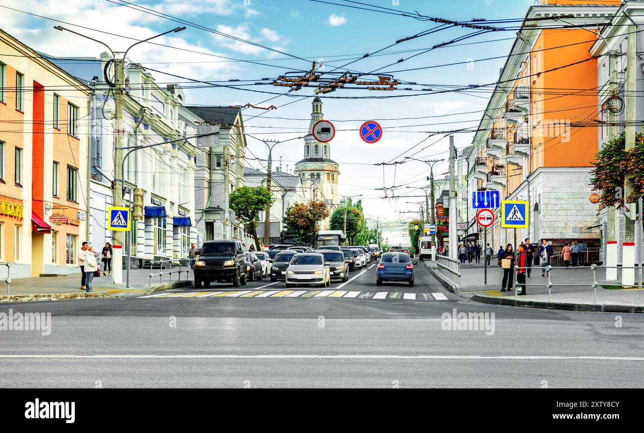 Paesaggio urbano del crocevia di Karl Marx e delle strade dei compositori Vorobyov a Cheboksary Foto Stock