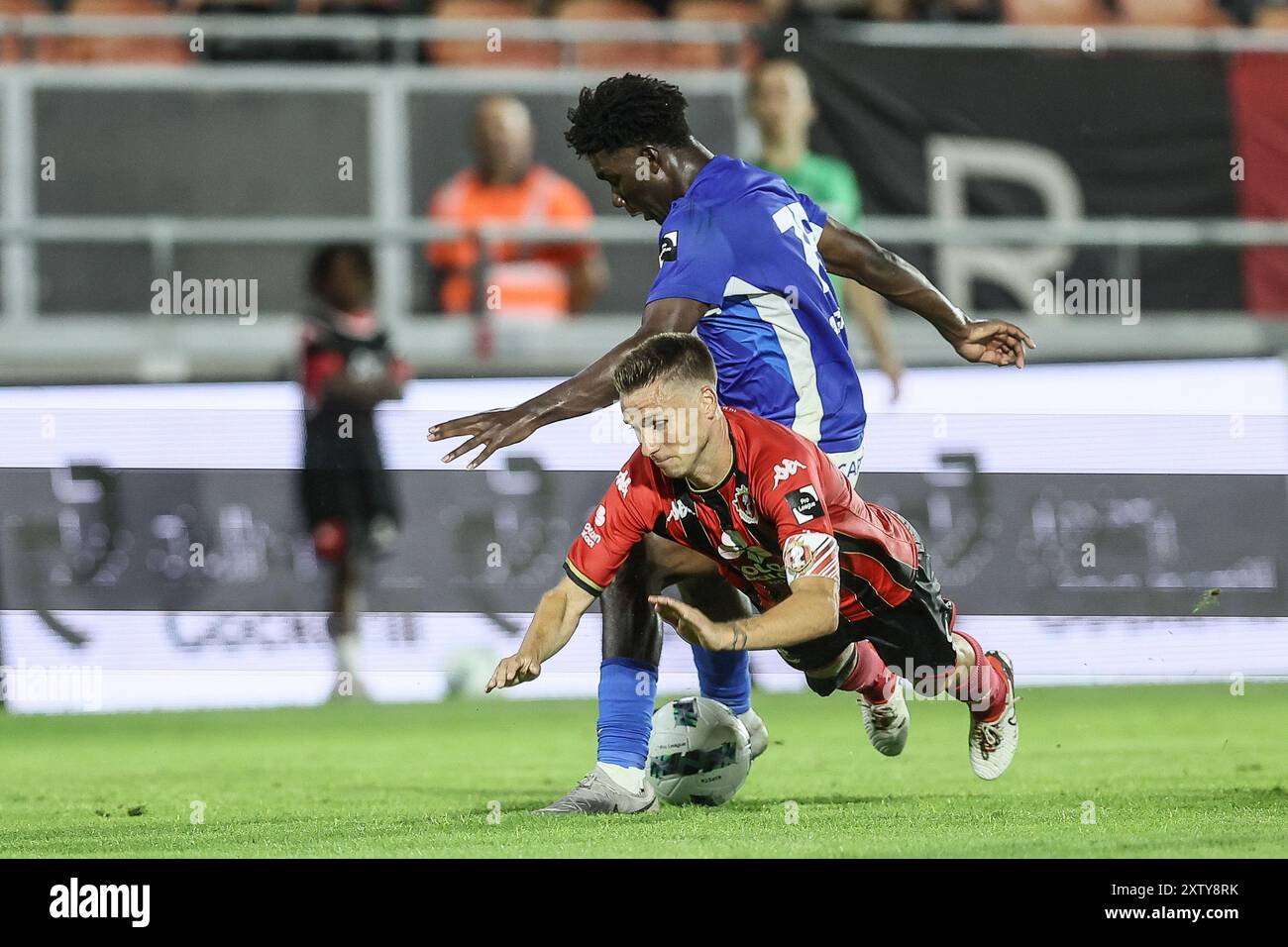 Seraing, Belgio. 16 agosto 2024. Alfred Caicedo di Genk e Niels Schouterden di Seraing combattono per il pallone durante una partita di calcio tra RFC Seraing e Jong Genk, a Seraing, il primo giorno della 'Challenger Pro League' 1B seconda divisione del campionato belga 2023-2024, venerdì 16 agosto 2024. BELGA PHOTO BRUNO FAHY credito: Belga News Agency/Alamy Live News Foto Stock