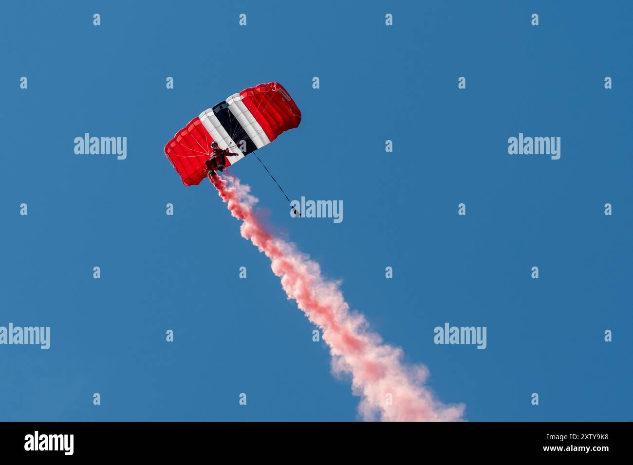 British Motor Show 2024, tenutosi a Farnborough, Hampshire, Inghilterra, Regno Unito, dal 15 al 18 agosto 2024. Giorno 2 dell'evento annuale al Farnborough International Exhibition Centre. Il cielo del Red Devils British Army Parachute display Team si è tuffato nell'arena. Foto Stock