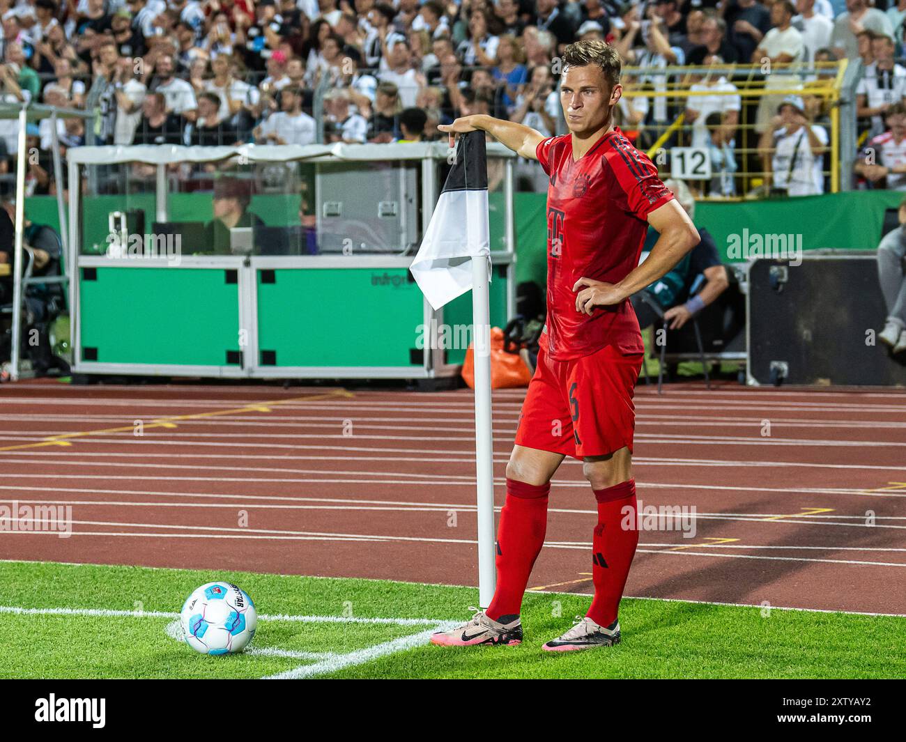 Joshua Kimmich (FC Bayern Muenchen, #06) wartet bis er die Ecke treten Darf, GER, SSV Ulm 1846 vs. FC Bayern Muenchen, Fussball, DFB-Pokal, 1. Runde, Spielzeit 2024/2025, 16.08.2024, le normative DFB/DFL vietano qualsiasi uso di fotografie come sequenze di immagini e/o quasi-video. Foto: EIBNER/Michael Schmidt Foto Stock