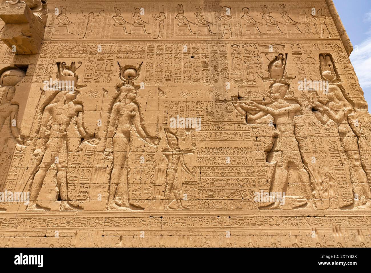 Complesso del tempio di Dendera (Denderah), tempio di Hathor, parete esterna meridionale con rilievo di divinità e divinità, Governatorato di Qena, Egitto, Nord Africa, Africa Foto Stock