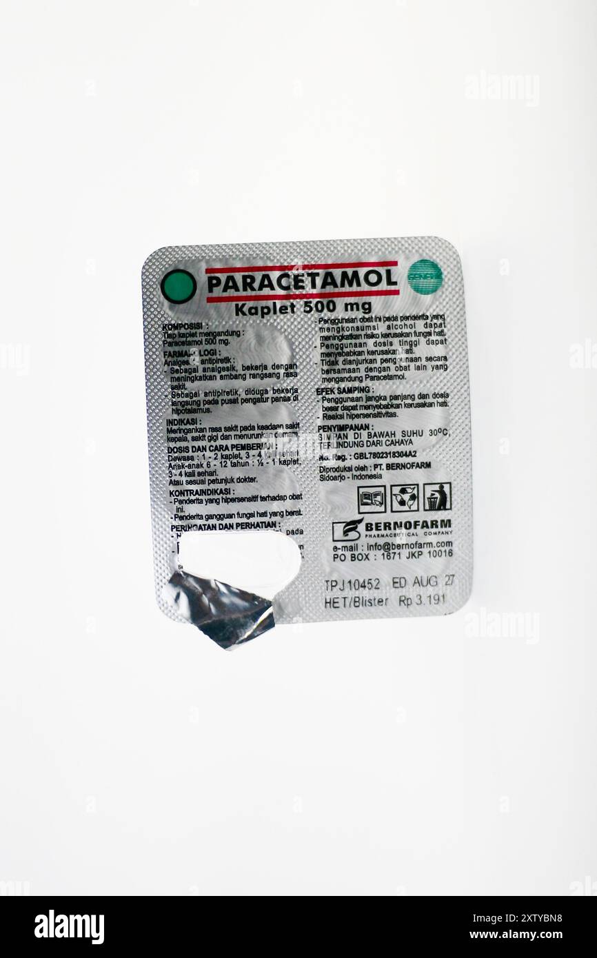 Chiudere una confezione di Paracetamol 500 mg isolato su sfondo bianco Foto Stock