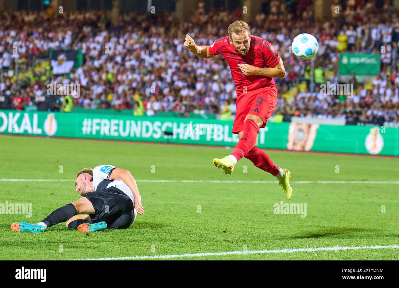 Ulm, Germania. 16 agosto 2024. Harry Kane, FCB 9 segna, tiri goal, Tor, Treffer, Torschuss, 0-4 nella partita SSV ULM - FC BAYERN MUENCHEN DFB-Pokal, Coppa di calcio tedesca, 1.round il 16 agosto 2024 a Ulm, Germania. Stagione 2024/2025 fotografo: ddp Images/STAR-Images - LE NORMATIVE DFB VIETANO L'USO DI FOTOGRAFIE come SEQUENZE DI IMMAGINI e/o QUASI-VIDEO - crediti: ddp media GmbH/Alamy Live News Foto Stock