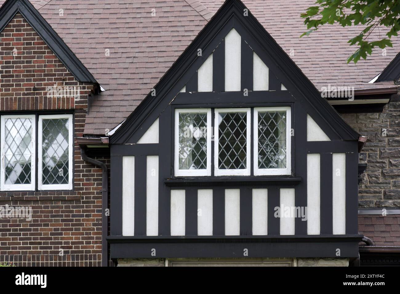 A casa, in stile Tudor, con finestre in vetro con piombo Foto Stock