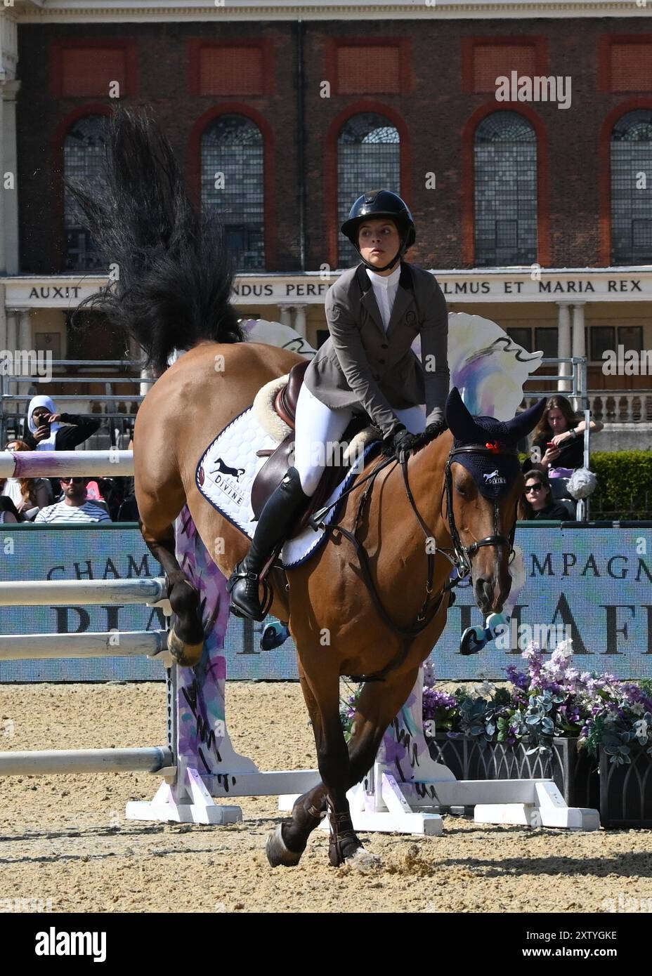 LONDRA, REGNO UNITO. 16 agosto 2024. Mariana Frauches Chaves ha gareggiato in due fasi di salto ostacoli al Royal Hospital Chelsea di Londra, Regno Unito durante il Longines Global Champions Tour. Credito: Vedi li/Picture Capital/Alamy Live News Foto Stock