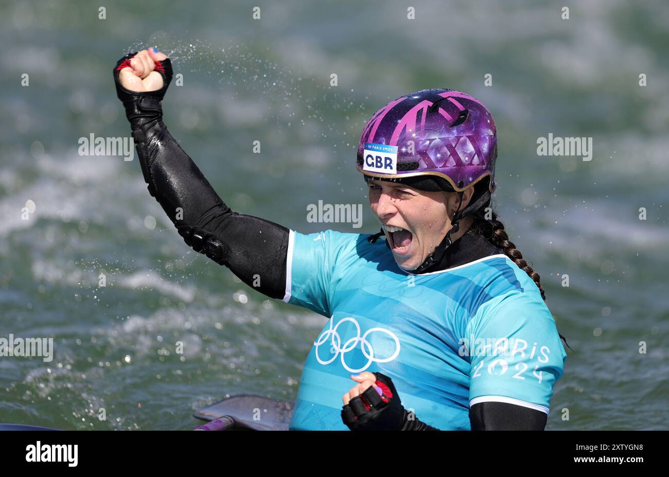 PARIGI, FRANCIA - 5 AGOSTO: Kimberley Woods del Team Great Britain del Team Australia festeggia dopo aver vinto la medaglia di bronzo olimpica nella finale di Canoe Slalom Women's kayak Cross il giorno 10 dei Giochi Olimpici di Parigi 2024 allo Stadio Nautico Vaires-Sur-Marne il 5 agosto 2024 a Parigi, Francia. © diebilderwelt / Alamy Stock Foto Stock