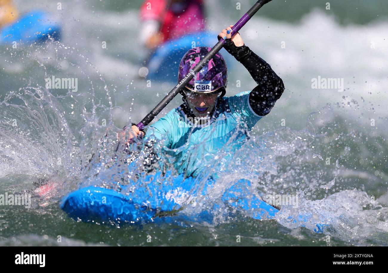 PARIGI, FRANCIA - 5 AGOSTO: Kimberley Woods del Team Great Britain del Team Australia festeggia dopo aver vinto la medaglia di bronzo olimpica nella finale di Canoe Slalom Women's kayak Cross il giorno 10 dei Giochi Olimpici di Parigi 2024 allo Stadio Nautico Vaires-Sur-Marne il 5 agosto 2024 a Parigi, Francia. © diebilderwelt / Alamy Stock Foto Stock