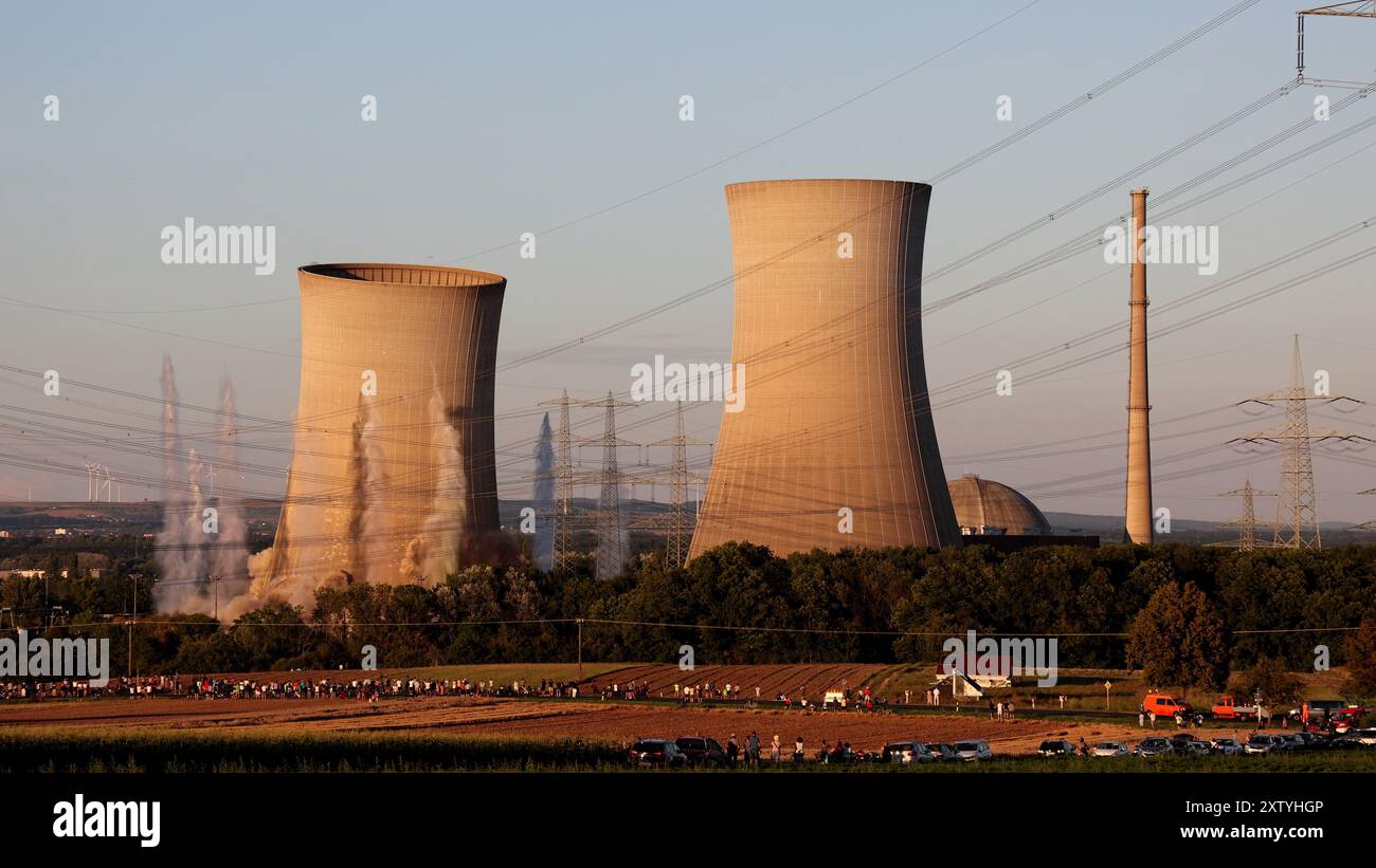 Demolizione delle torri di raffreddamento della centrale nucleare di Grafenrheinfeld, Germania Foto Stock