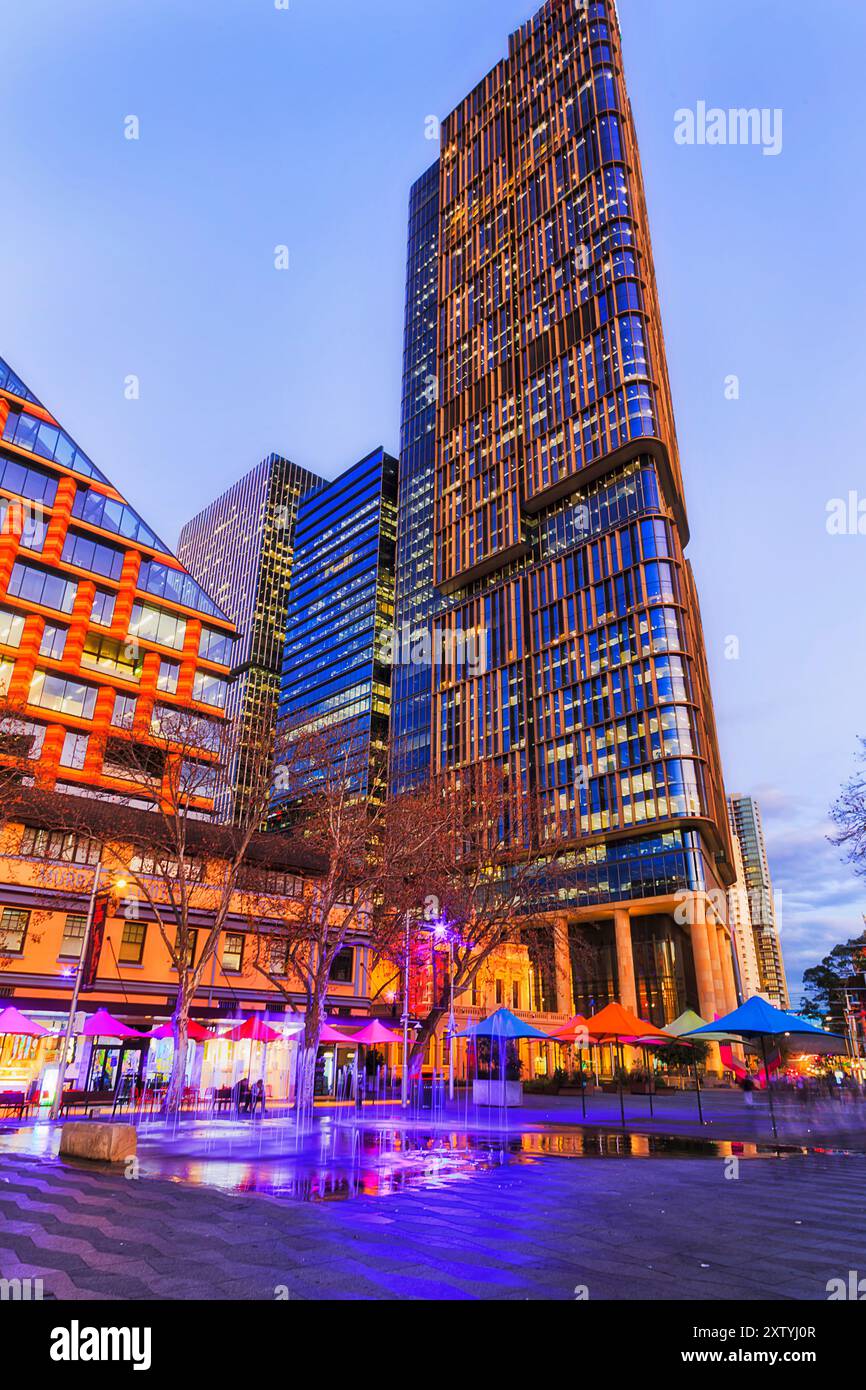 Edificio di appartamenti moderno e alto, torre nel CBD della città di Parramatta al tramonto sul Municipio. Foto Stock