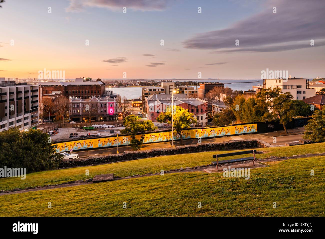 Le strade del centro di Newcastle e l'architettura si trovano sul lungomare del fiume Hunter al tramonto dalla collina di Catherdral. Foto Stock