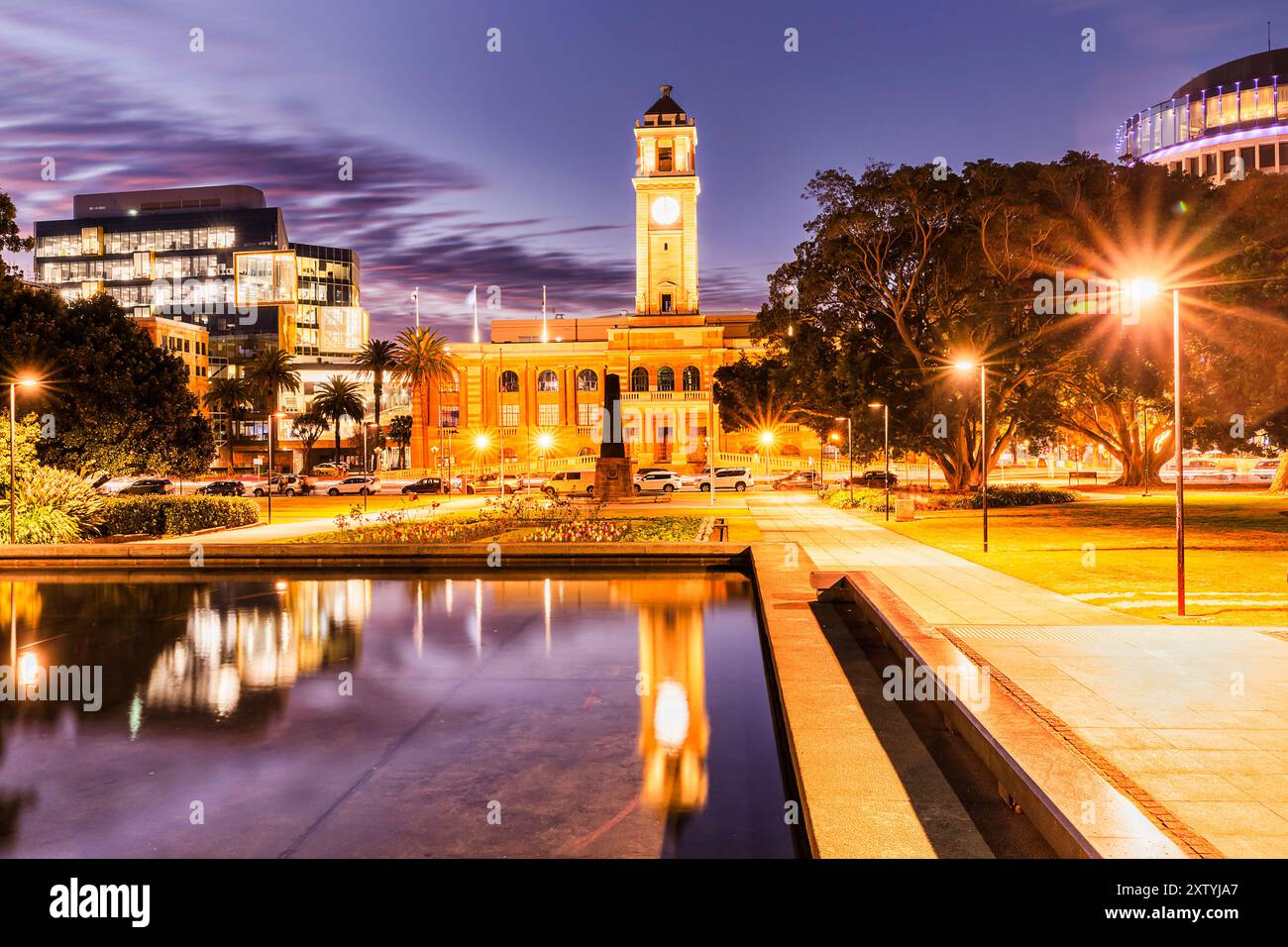 Municipio di Newcastle, edificio del consiglio pubblico del governo locale al tramonto con illuminazione luminosa. Foto Stock