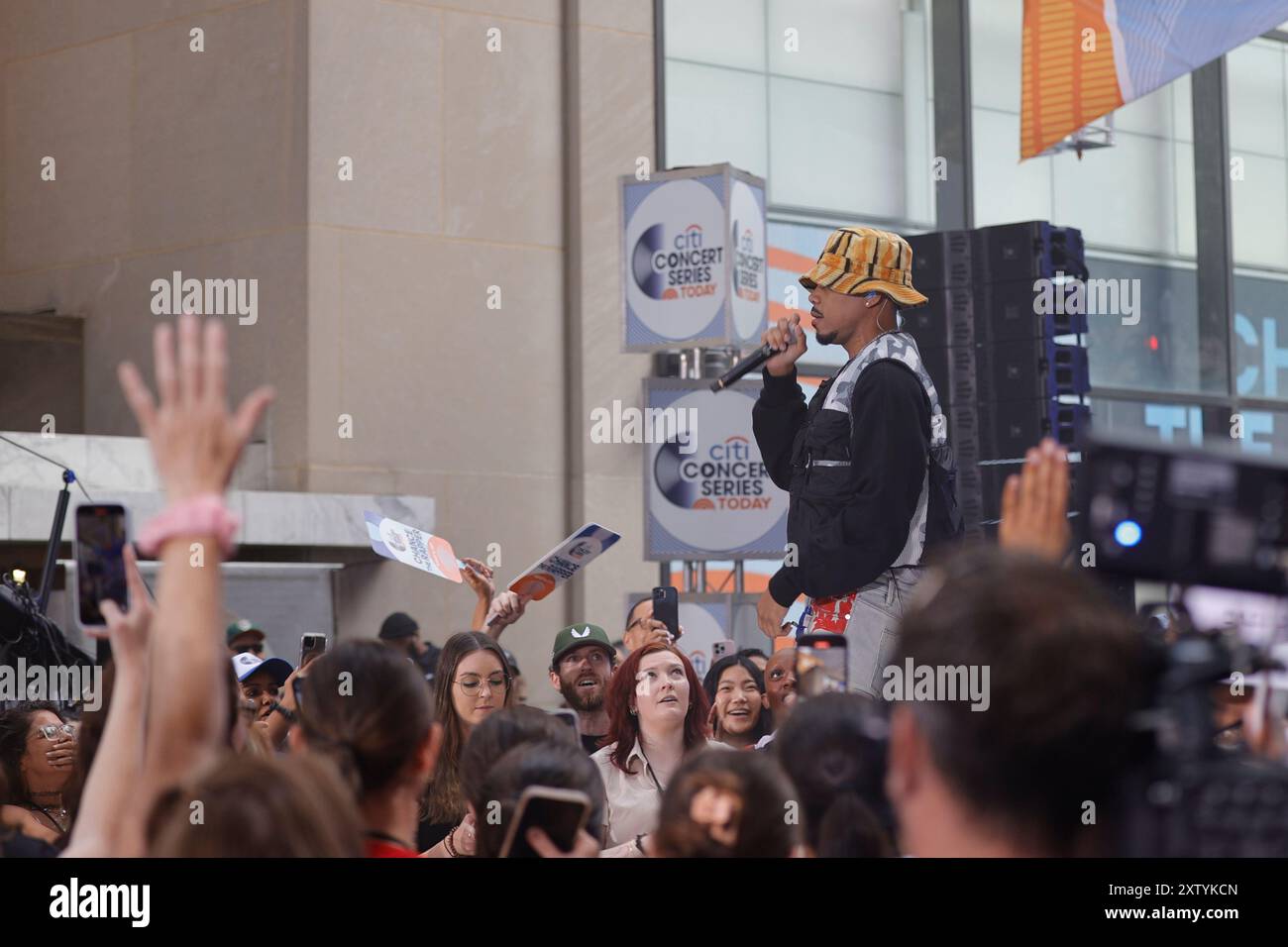 New York, USA, 146 agosto 2024 - Chance the rapper offre un'elettrizzante esibizione nello spettacolo "Today" della NBC nel cuore di New York City il 16 agosto 2024. L'artista vincitore di un Grammy ha portato la sua energia sul palco, catturando la folla con un mix di nuovi successi e preferiti dai fan. La sua apparizione in "Today" fa parte dei suoi sforzi continui per entrare in contatto con i fan e promuovere il suo ultimo album. L'esibizione dal vivo, ambientata sullo sfondo iconico del Rockefeller Plaza, ha mostrato non solo il suo talento musicale, ma anche la sua vibrante presenza sul palco che continua a ispirare i fan di tutto il mondo. Foto Stock