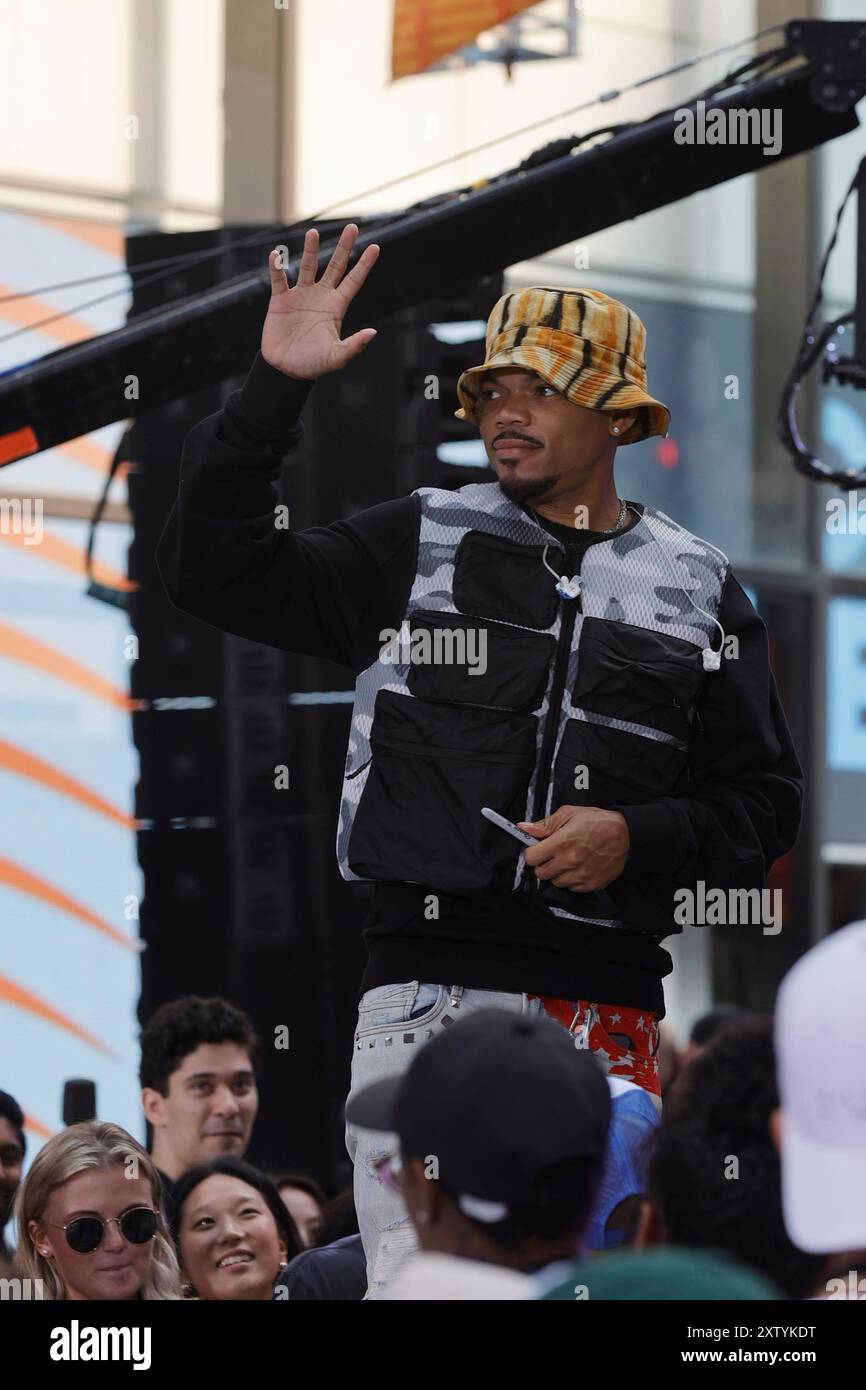 New York, USA, 146 agosto 2024 - Chance the rapper offre un'elettrizzante esibizione nello spettacolo "Today" della NBC nel cuore di New York City il 16 agosto 2024. L'artista vincitore di un Grammy ha portato la sua energia sul palco, catturando la folla con un mix di nuovi successi e preferiti dai fan. La sua apparizione in "Today" fa parte dei suoi sforzi continui per entrare in contatto con i fan e promuovere il suo ultimo album. L'esibizione dal vivo, ambientata sullo sfondo iconico del Rockefeller Plaza, ha mostrato non solo il suo talento musicale, ma anche la sua vibrante presenza sul palco che continua a ispirare i fan di tutto il mondo. Foto Stock