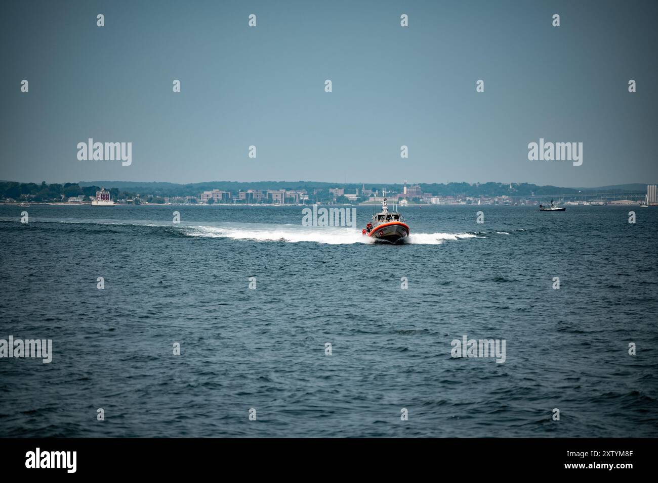 Un Response Boat di 45 piedi dalla stazione della Guardia Costiera di New London trasporta passeggeri verso la Guardia Costiera Cutter Eagle (WIX 327) durante un tour dei media a New London, CT, 15 agosto 2024. Eagle tornò a New London dopo un dispiegamento di 97 giorni come parte della sua missione estiva di addestramento per i cadetti della Guardia Costiera. Foto Stock