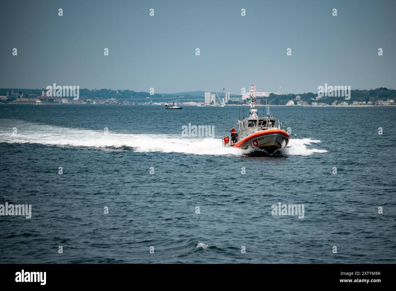 Un Response Boat di 45 piedi dalla stazione della Guardia Costiera di New London trasporta passeggeri verso la Guardia Costiera Cutter Eagle (WIX 327) durante un tour dei media a New London, CT, 15 agosto 2024. Eagle tornò a New London dopo un dispiegamento di 97 giorni come parte della sua missione estiva di addestramento per i cadetti della Guardia Costiera. Foto Stock