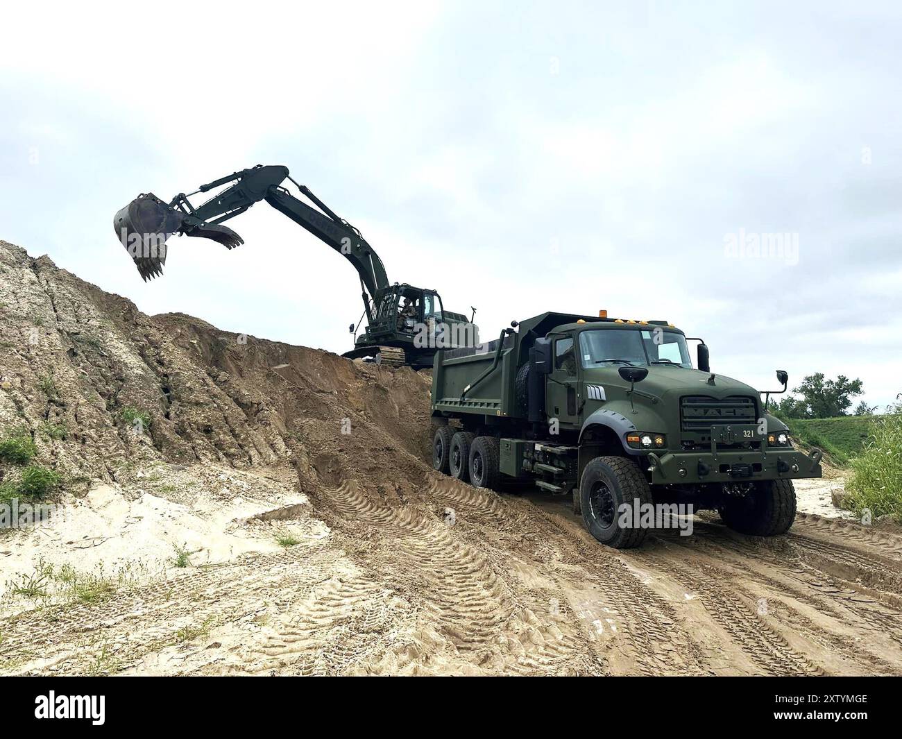 I soldati con la 702nd Engineer Company recuperano la sabbia da un'area di pozzo in prestito il 9 agosto 2024, mentre lavoravano ad un progetto di truppe per la Whitetail Ridge Ski area a Fort McCoy, Wisconsin. I soldati con il 702nd trascorsero sei giorni completando un progetto di truppe nella zona sciistica di Fort McCoy per migliorare la collina del tubing. I funzionari postali hanno detto che il progetto ha portato a importanti miglioramenti nella zona sciistica. (Foto dell'esercito degli Stati Uniti del sergente Haylee Smith, 702nd Engineer Company) Foto Stock