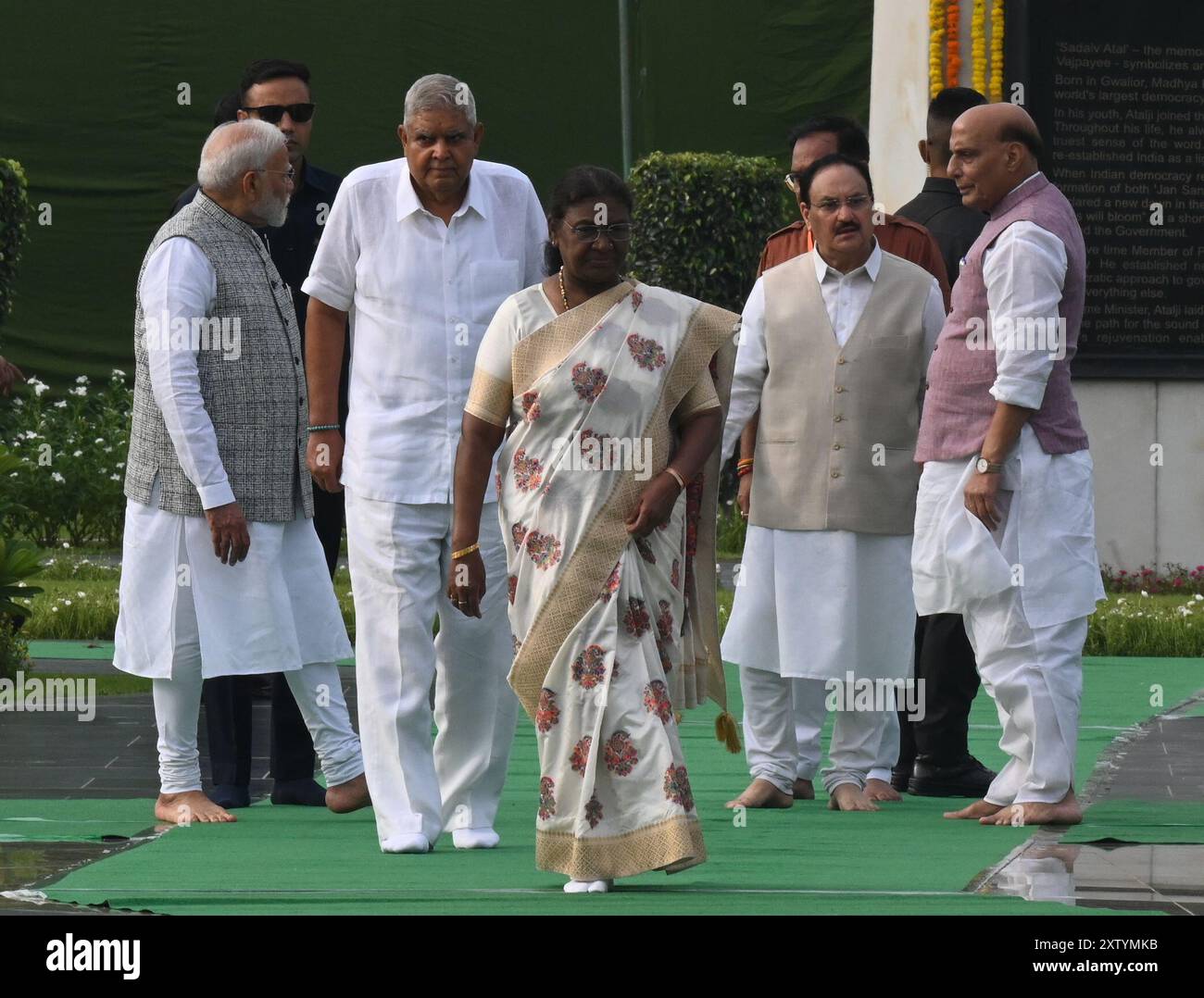 NUOVA DELHI, INDIA - 16 AGOSTO: Presidente della BJP e Ministro del Gabinetto dell'Unione JP Nadda, primo Ministro Narendra modi, Presidente Draupadi Murmu, Vice Presidente Jadgeep Dhankar, Ministro della difesa Rajnath Singh, Lok Sabha Presidente Om Birla, Ministro dei tessili, Ministro del commercio e dell'industria e Ministro degli affari dei consumatori, cibo e distribuzione pubblica Piyush goyal e altri durante il Pushpanjali & Prayer Meeting sul Punyatithi di Bharat Ratna e l'ex PM Atal Bihari Vajpayee ji a Sadaiv Atal il 16 agosto 2024 a nuova Delhi, India. Nato a Gwalior nel 1924, Vajpayee fu il volto del BJP per la deca Foto Stock