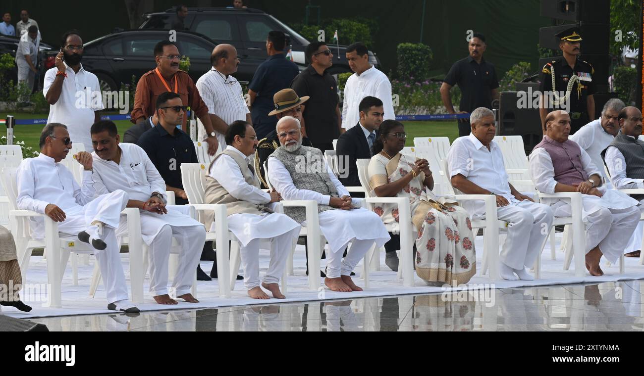 NUOVA DELHI, INDIA - 16 AGOSTO: presidente del BJP e Ministro del Gabinetto dell'Unione JP Nadda, primo Ministro Narendra modi, Presidente Draupadi Murmu, Vice Presidente Jadgeep Dhankar, Ministro della difesa Rajnath Singh, Presidente Lok Sabha Om Birla, e altri durante il Pushpanjali & Prayer Meeting sul Punyatithi di Bharat Ratna e l'ex PM Atal Bihari Vajpayee ji a Sadaiv Atal il 16 agosto 2024 a nuova Delhi, India. Nato a Gwalior nel 1924, Vajpayee fu il volto del BJP per decenni e fu il primo primo primo ministro non congressuale ad aver servito un mandato completo. Vajpayee è stato primo ministro dell'Ind Foto Stock