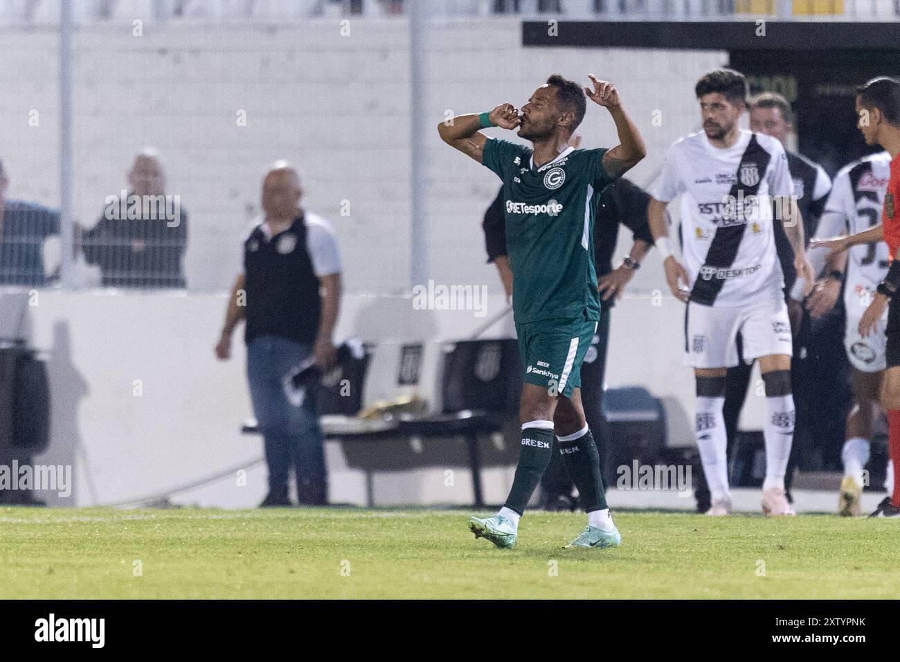 Campinas, Brasile. 16 agosto 2024. SP - CAMPINAS - 08/16/2024 - BRASILIANO B 2024, PONTE PRETA x GOIAS - Mateus Goncalves, giocatore del Goias, celebra il suo gol durante la partita contro il Ponte Preta allo stadio Moises Lucarelli per il campionato brasiliano B 2024. Foto: Diogo Reis/AGIF (foto di Diogo Reis/AGIF/Sipa USA) credito: SIPA USA/Alamy Live News Foto Stock