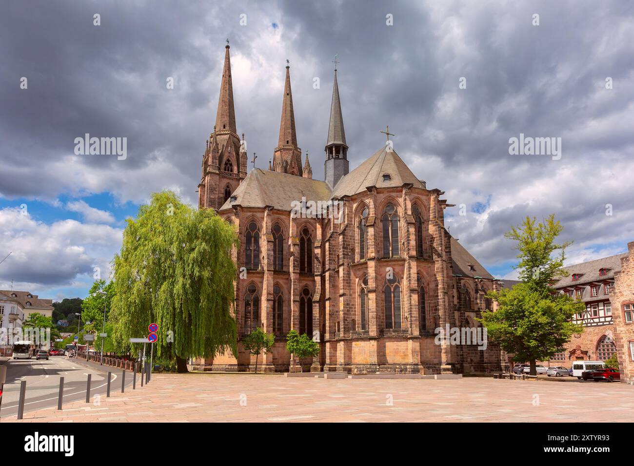 Chiesa di Sant'Elisabetta a Marburgo, Germania, catturata in un giorno d'estate nuvoloso Foto Stock