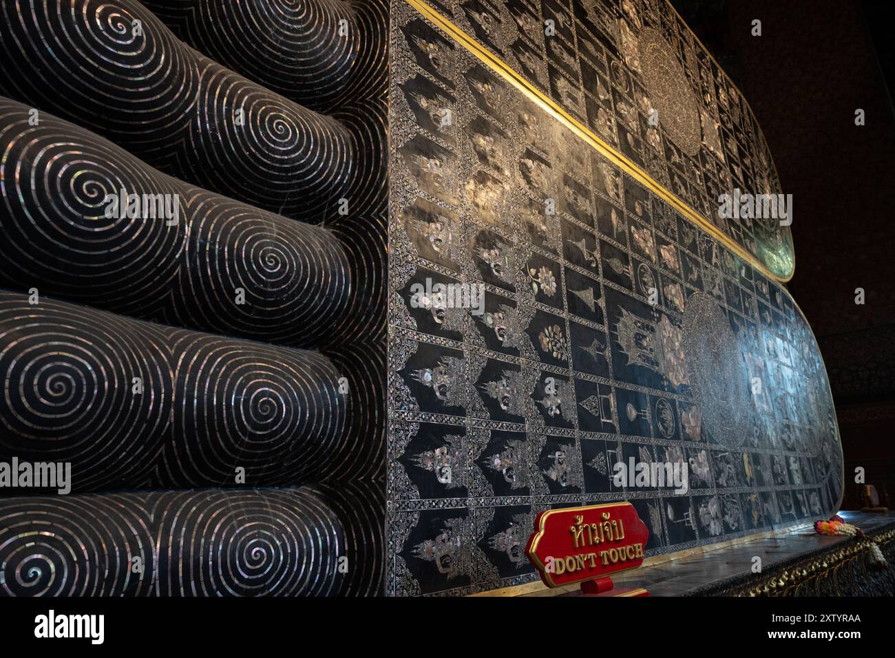 Dettagli ai piedi nel Buddha reclinato di Wat Pho. Foto Stock