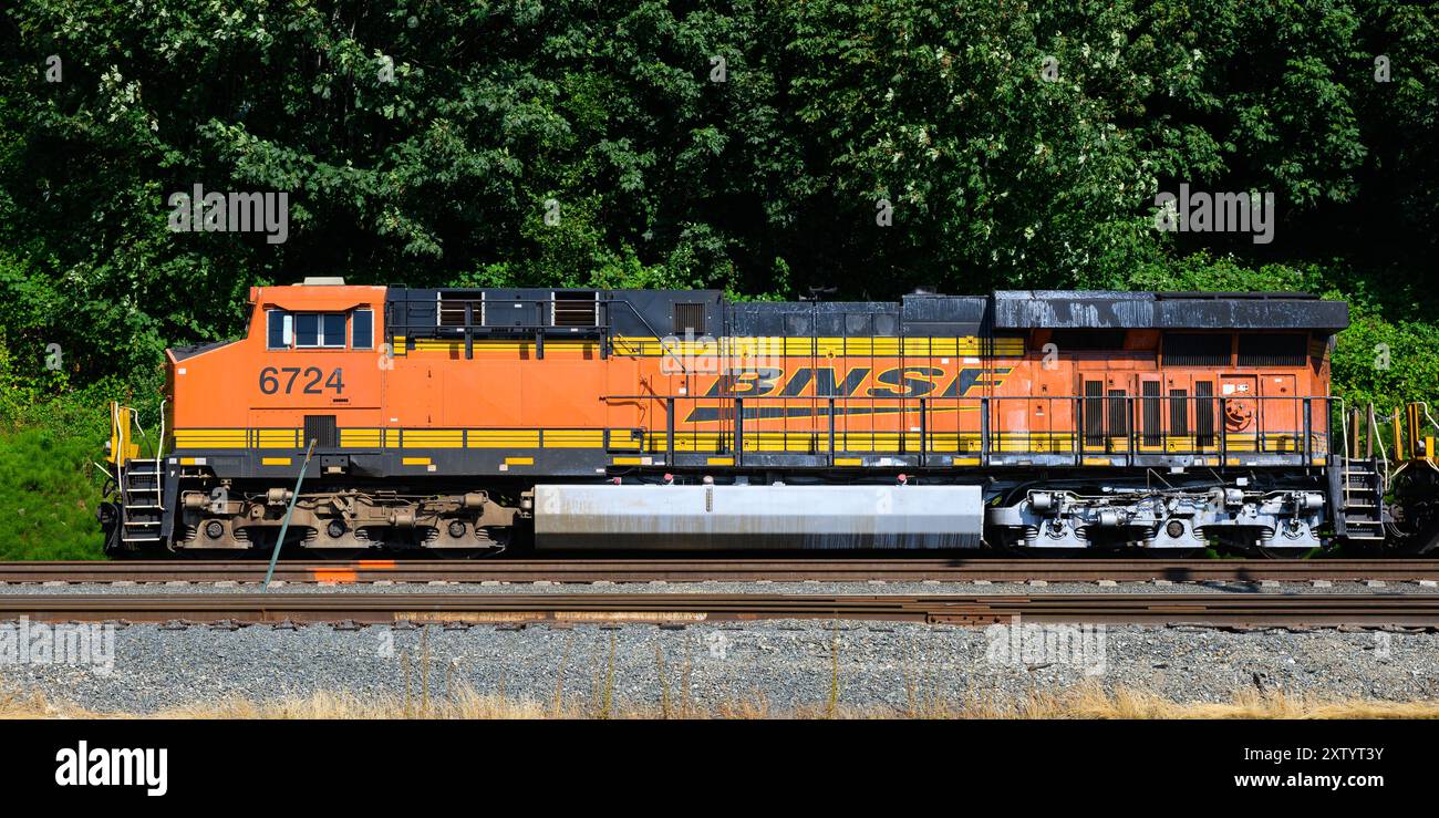 Everett, WA, USA - 28 luglio 2024; vista laterale della locomotiva Berkshire Hathaway BNSF arancione e nera Foto Stock