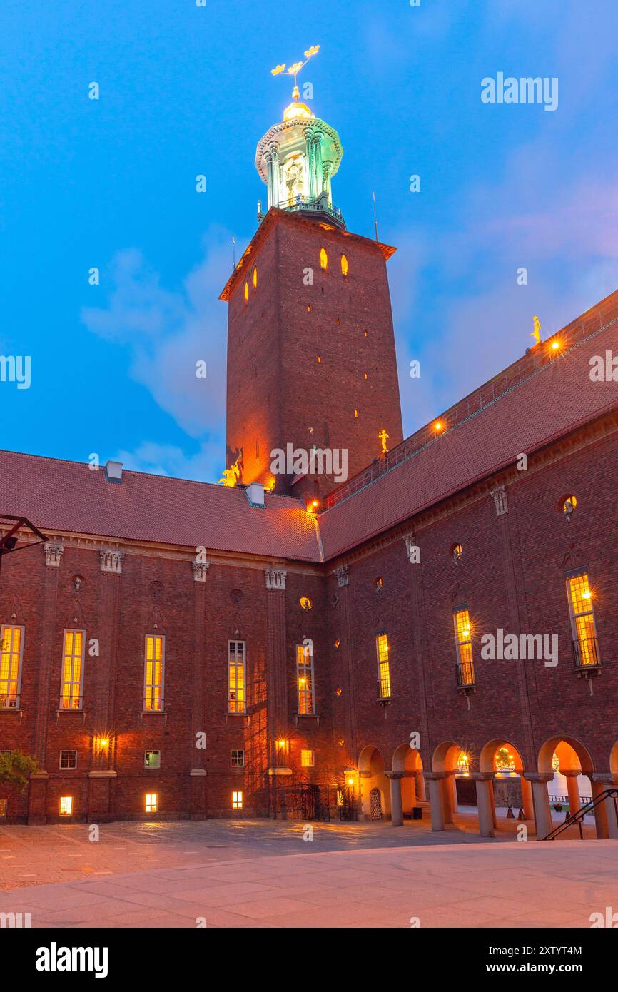 Torre del Municipio illuminata e cortile al crepuscolo a Stoccolma, Svezia Foto Stock