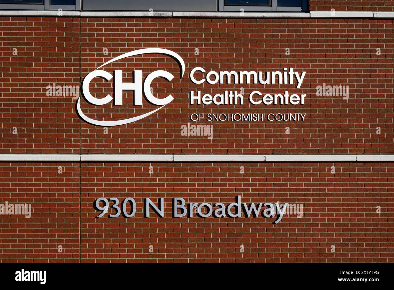 Everett, WA, USA - 7 luglio 2024; cartello metallico sul muro di mattoni rossi al CHC Community Health Canter di Snohomish County Foto Stock