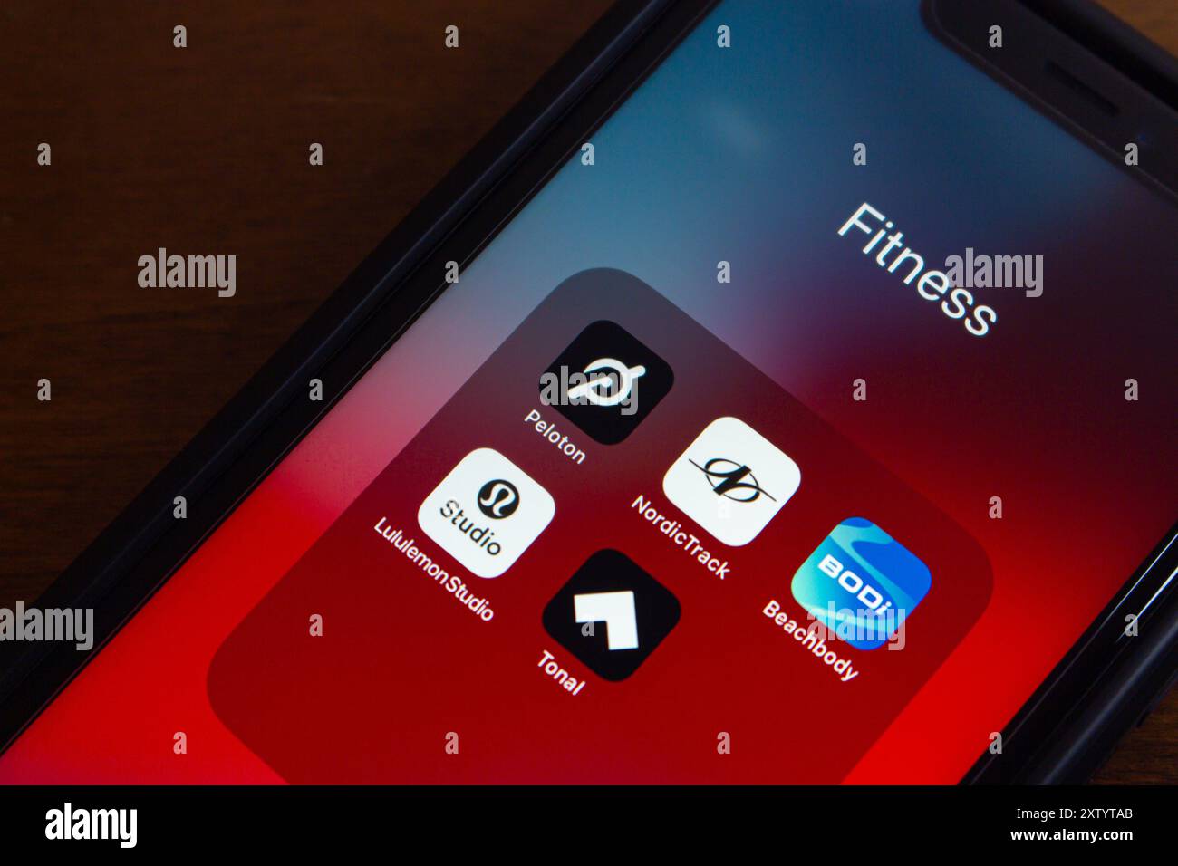 Icone Peloton, NordicTrack, Beachbody, Lululemon Studio e tonali visualizzate in un iPhone. Fitness a casa, abbonamento, innovativo concetto aziendale di esercizio fisico Foto Stock