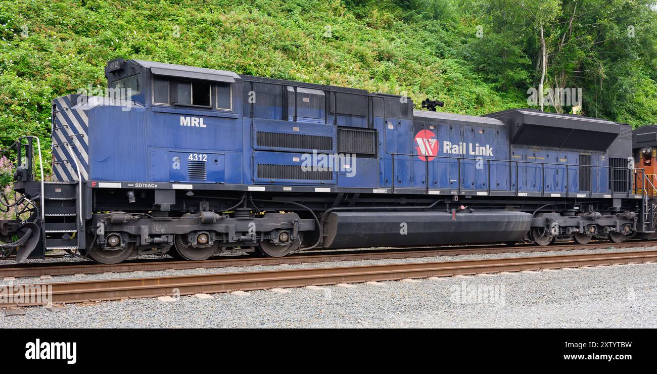 Everett, WA, USA - 28 luglio 2024; locomotiva Montana Rail Link in livrea blu e bianca con nome e logo ora operante come BNSF Foto Stock
