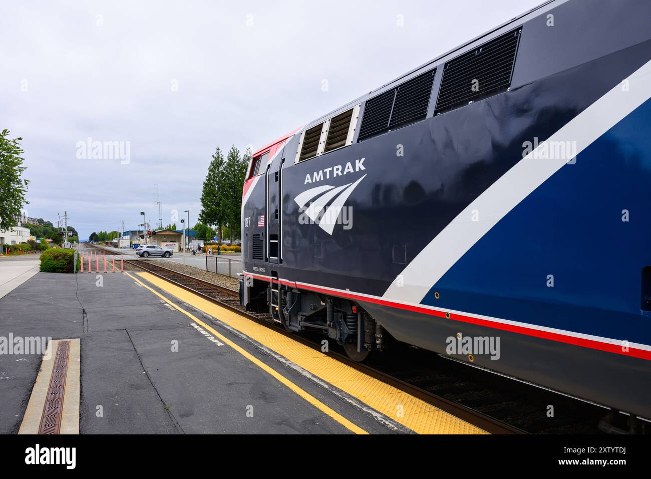 Edmonds, Washington, USA - 28 luglio 2024; treno Amtrak Empire Builder in partenza dalla stazione di Edmonds verso Seattle Foto Stock