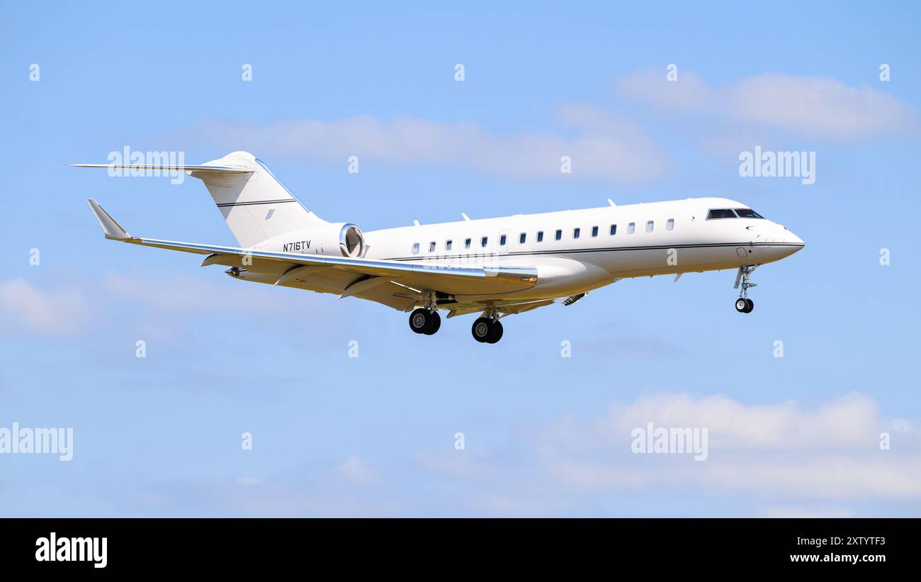 Everett, WA, Stati Uniti d'America - 28 luglio 2024; White Bombardier BD-700-1A10 Global 6000 sull'avvicinamento finale alla terra senza logo Foto Stock