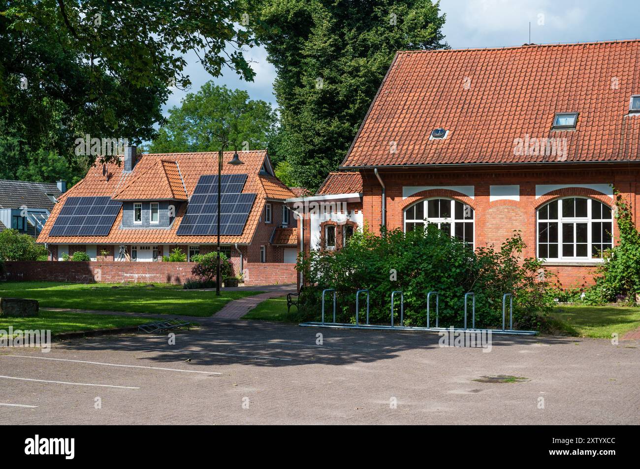 Kirchseelte, bassa Sassonia, Germania, 16 luglio 2024 - facciata in pietra di mattoni di una fattoria tradizionale con tetto a celle solari Foto Stock