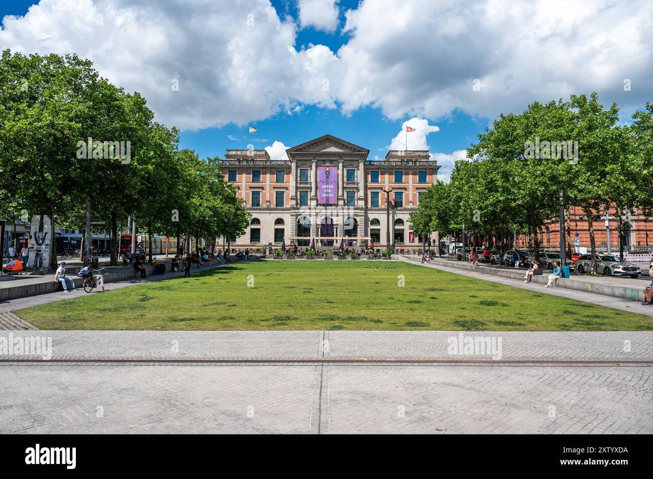 Brema, Germania, 16 luglio 2024 - facciata e piazza del museo d'oltremare Foto Stock