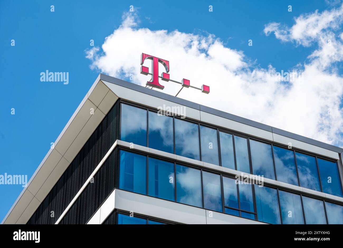 Brema, Germania, 16 luglio 2024 - facciata e segno della società T Online che fornisce media digitali multicanale Foto Stock