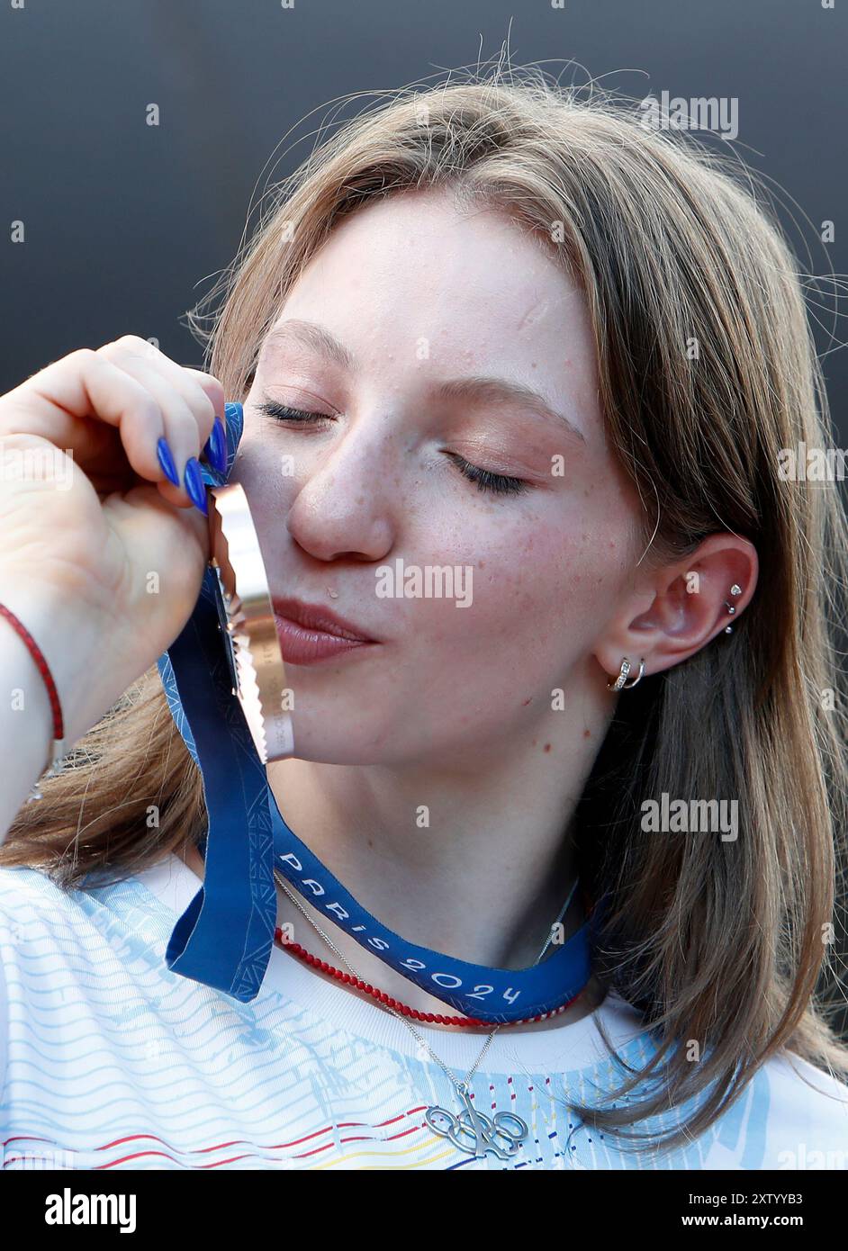 Bucarest, Romania. 16 agosto 2024. La ginnasta rumena Ana Barbosu posa dopo aver ricevuto una medaglia di bronzo olimpica per l'esercizio di pavimento femminile alle Olimpiadi di Parigi 2024, durante una cerimonia a Bucarest, Romania, 16 agosto 2024. La medaglia di bronzo è stata riassegnata a Barbosu in seguito a una sentenza della Corte arbitrale per lo sport della scorsa settimana che ha annullato un ricorso del coach del Team USA Cecile Landi durante la finale di esercitazione del 5 agosto a Parigi, che aveva portato Chiles al terzo posto e spinto Barbosu al quarto posto. Crediti: Cristian Cristel/Xinhua/Alamy Live News Foto Stock
