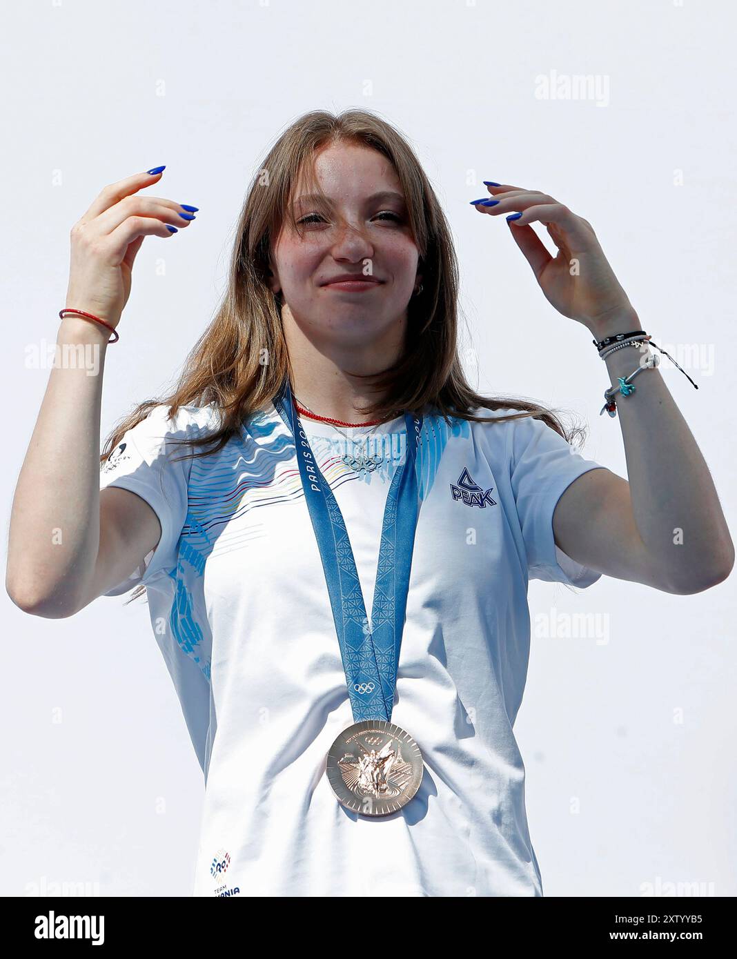 Bucarest, Romania. 16 agosto 2024. La ginnasta rumena Ana Barbosu posa dopo aver ricevuto una medaglia di bronzo olimpica per l'esercizio di pavimento femminile alle Olimpiadi di Parigi 2024, durante una cerimonia a Bucarest, Romania, 16 agosto 2024. La medaglia di bronzo è stata riassegnata a Barbosu in seguito a una sentenza della Corte arbitrale per lo sport della scorsa settimana che ha annullato un ricorso del coach del Team USA Cecile Landi durante la finale di esercitazione del 5 agosto a Parigi, che aveva portato Chiles al terzo posto e spinto Barbosu al quarto posto. Crediti: Cristian Cristel/Xinhua/Alamy Live News Foto Stock