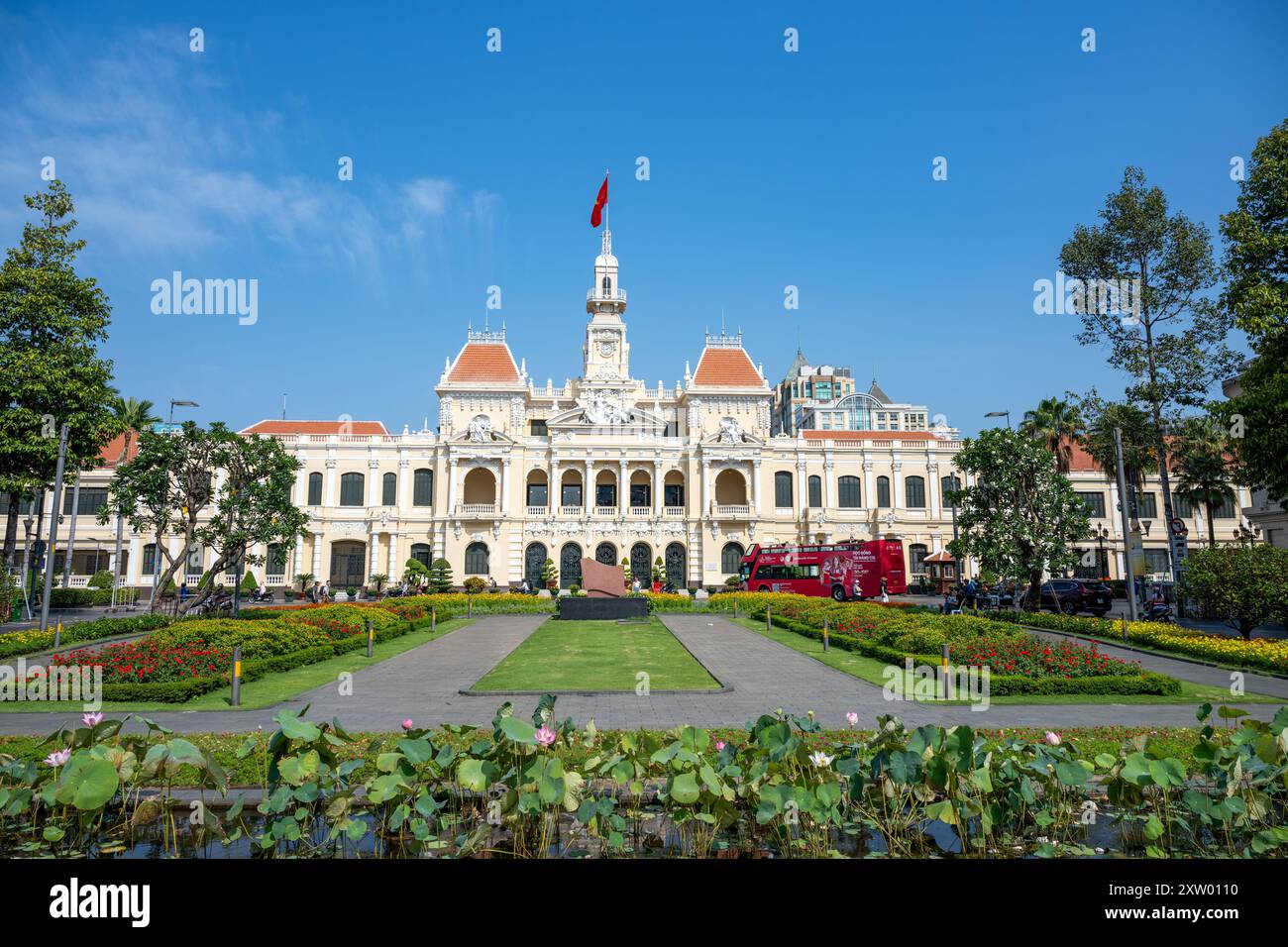 L'impressionante People's Committee Building, precedentemente conosciuto come il Municipio di Saigon. Foto Stock