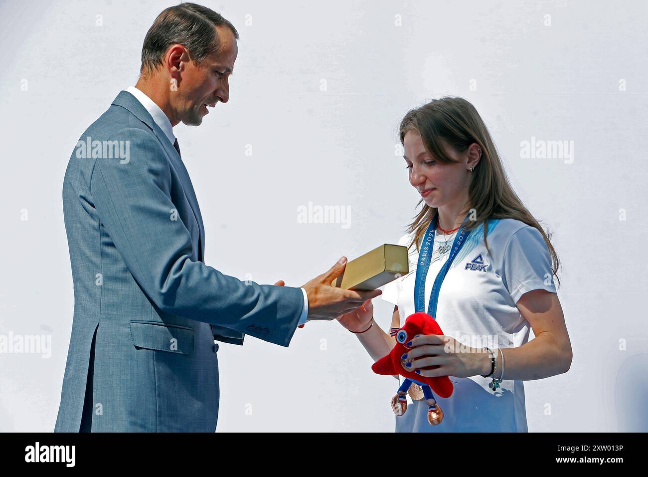 Bucarest, Romania. 16 agosto 2024. La ginnasta rumena Ana Barbosu (R) partecipa ad una cerimonia per ricevere una medaglia di bronzo olimpica per l'esercizio sul pavimento femminile alle Olimpiadi di Parigi 2024, a Bucarest, Romania, 16 agosto 2024. La medaglia di bronzo è stata riassegnata a Barbosu in seguito a una sentenza della Corte arbitrale per lo sport della scorsa settimana che ha annullato un ricorso del coach del Team USA Cecile Landi durante la finale di esercitazione del 5 agosto a Parigi, che aveva portato Chiles al terzo posto e spinto Barbosu al quarto posto. Crediti: Cristian Cristel/Xinhua/Alamy Live News Foto Stock