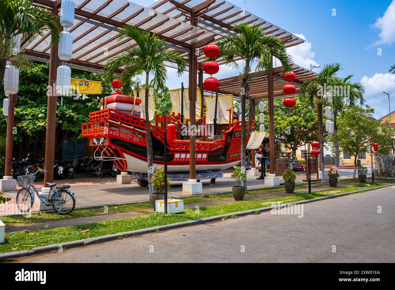 Questa Shuinshen o nave della foca rossa è un modello di una nave mercantile giapponese nella città vecchia di Hoi An, in Vietnam. Foto Stock