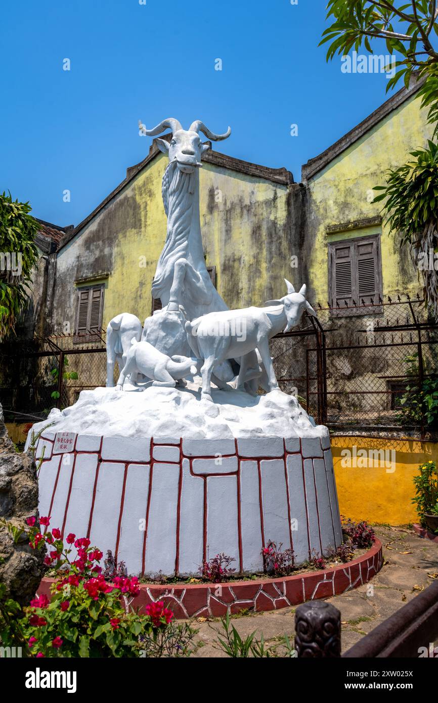 Statua di una capra bianca con kis nella sala dell'Assemblea della Congregazione Cinese di Cantoneses Hoi An. Foto Stock