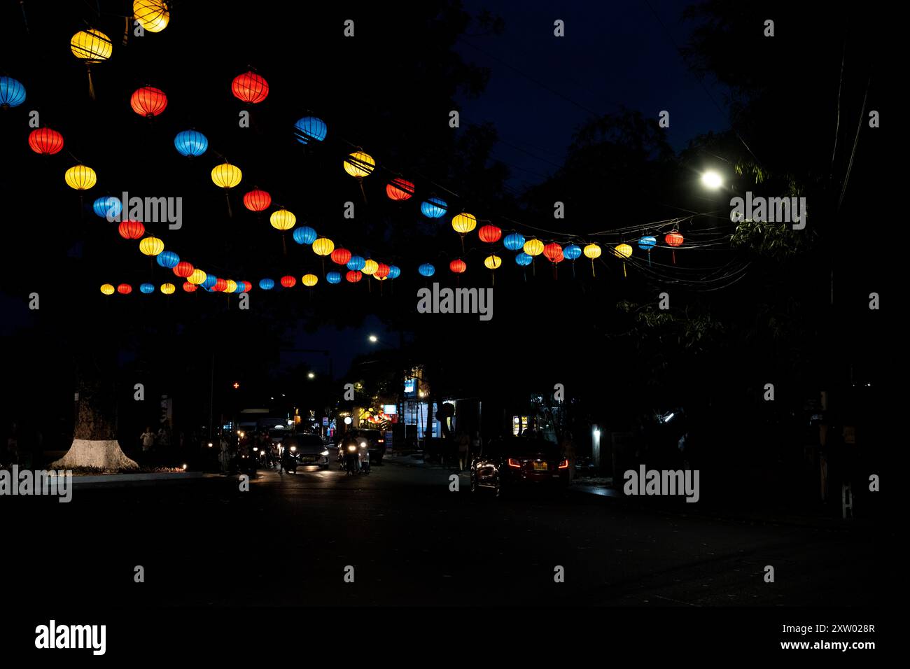 Lanterne nei cieli notturni di Hoi An. Foto Stock
