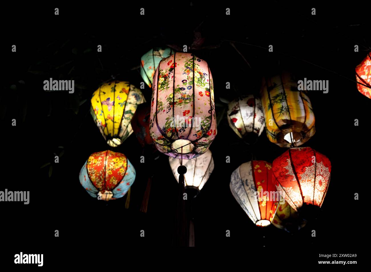 La bellezza delle lanterne nei cieli notturni di Hoi An. Foto Stock